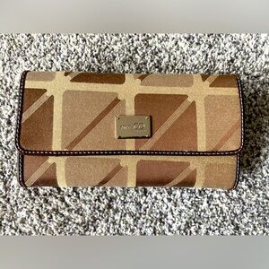 Nine & CO wallet. Large size with many pockets. Brown.